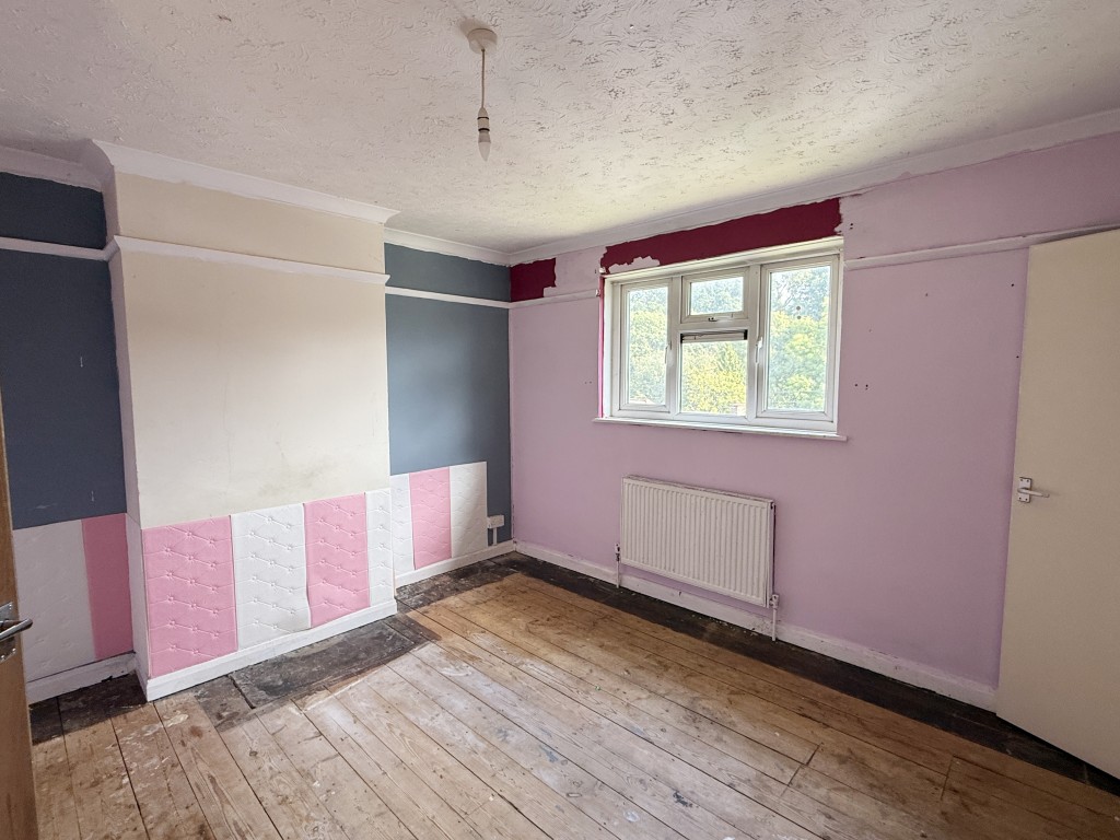 Lot: 102 - HOUSE IN NEED OF IMPROVEMENT - Bedroom 1 in Semi in need of Improvement